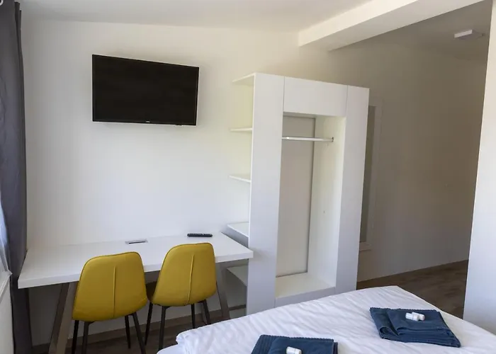 게스트하우스 Novohradska 3*